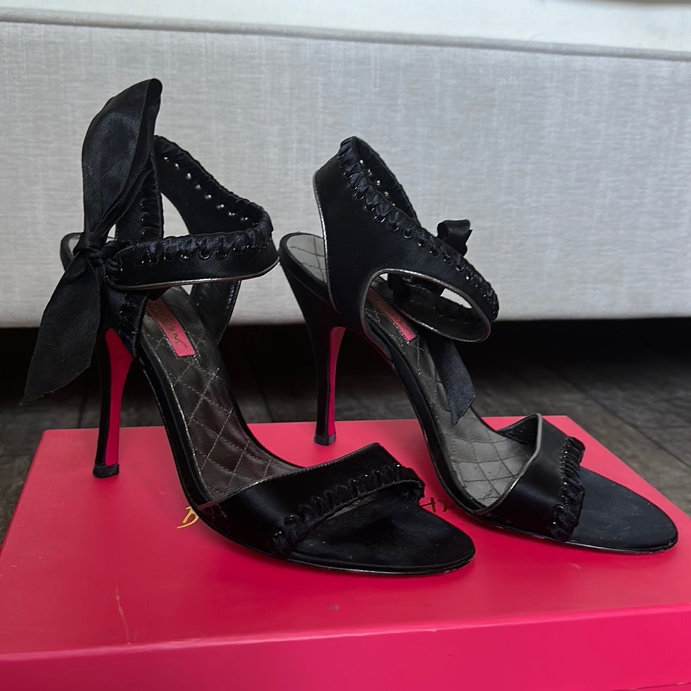 Betsy Johnson Carissa ribbon ankle stilettos size 7M